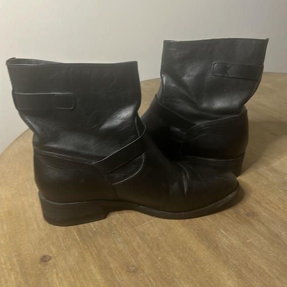 UGG Fletcher Black Leather Water-resistant Buckle Ankle Boots Women size 7 - Picture 16 of 16